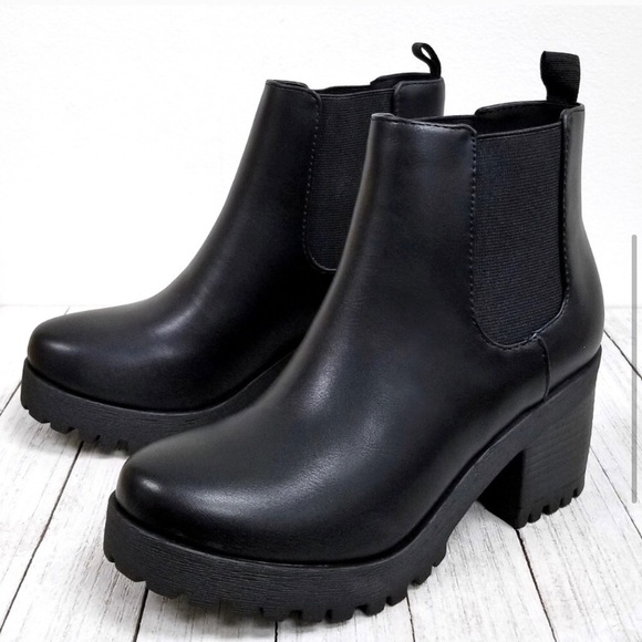 **SOLD*** NWT Black Chelsea Boots Size 6.5 - Picture 3 of 5